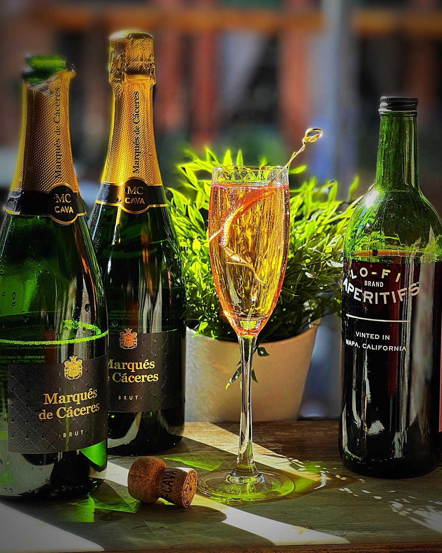 You feel it don&rsquo;t you? Spring is trying to break through! Warm sunny days call for some ✨sparkle✨ as in our Tribeca Spritz!! Perfectly balanced, refreshing bubbles make this a house fave! See you soon!
🥂
➖Tribeca Spritz
&bull;lo-fi amaro&bull;