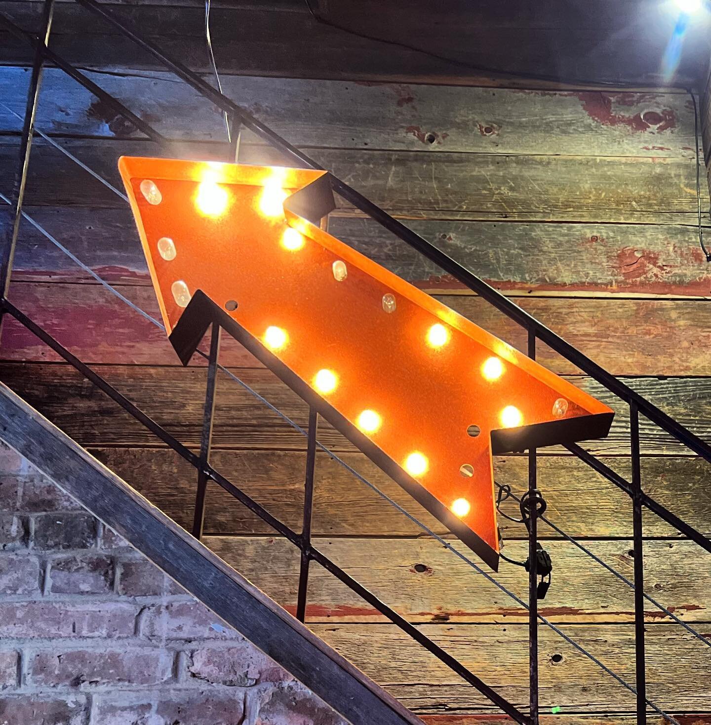 Going UP on a Tuesday!! Let&rsquo;s go spring!! Come share a cocktail and a bite with us inside, outside or upstairs! 
.
.
.
.
.
.
#thehideawayseaport #southstreetseaport #fidirestaurant #eeeats #nyc #nydowntown #nycbars #nycrestaurant #tuesdayvibes 